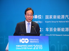國務(wù)院發(fā)展研究中心產(chǎn)業(yè)經(jīng)濟(jì)研究部部長趙昌文主持會議