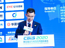 中德睿企業(yè)咨詢有限公司董事長劉春熙主持“握手動力電池新市場”主題論壇